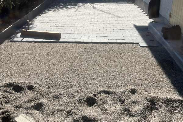 pavage-terrain-avant Exemple de pavage de terrain en cours par Trimaud Paysagiste à Saint-Nazaire
